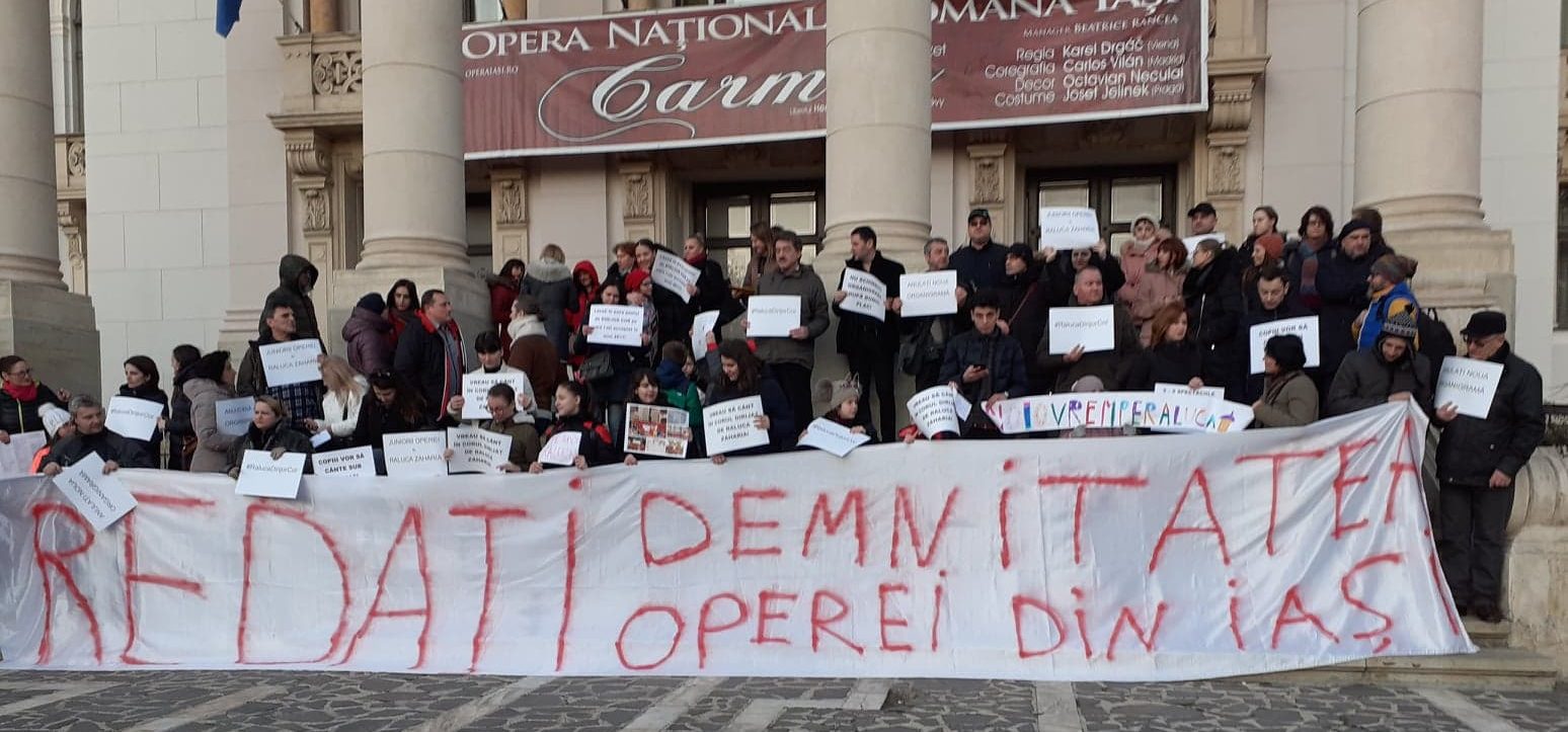 (VIDEO/AUDIO) Un nou protest în faţa Operei Naţionale din Iaşi