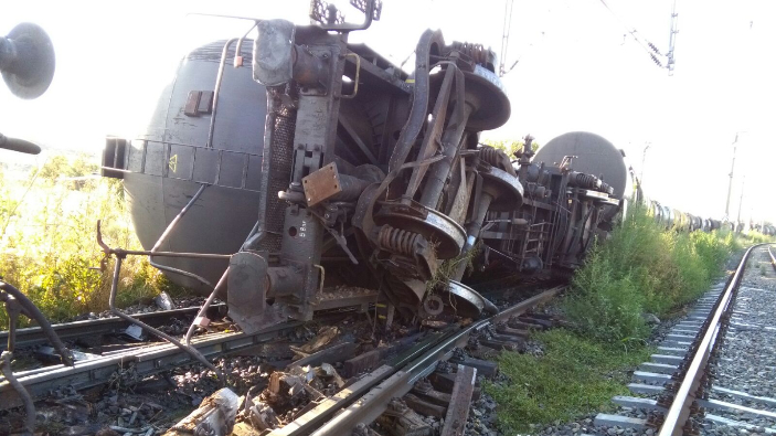 Circulaţia trenurilor este întreruptă. Un tren de marfă a deraiat