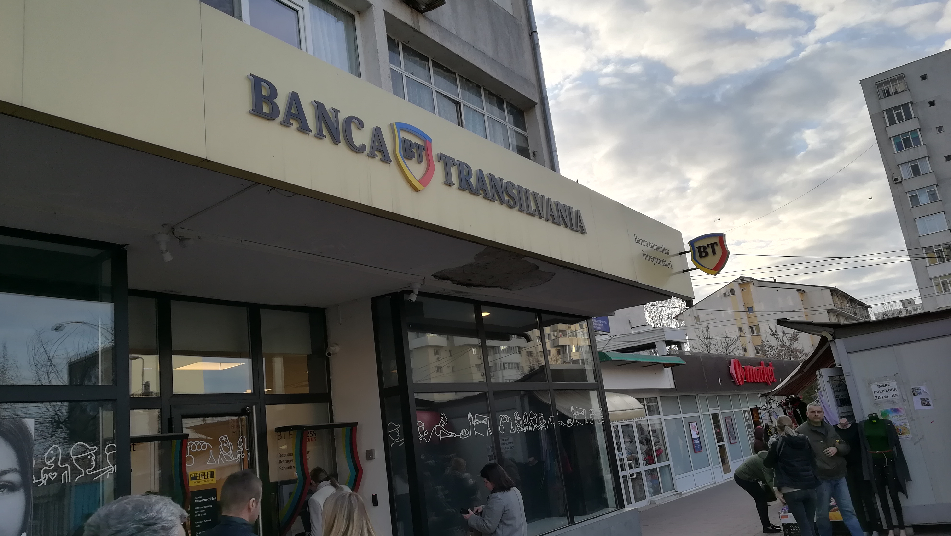 Banca Transilvania anunţă posesorii de carduri de credit că amână obligaţia de plată până în luna mai