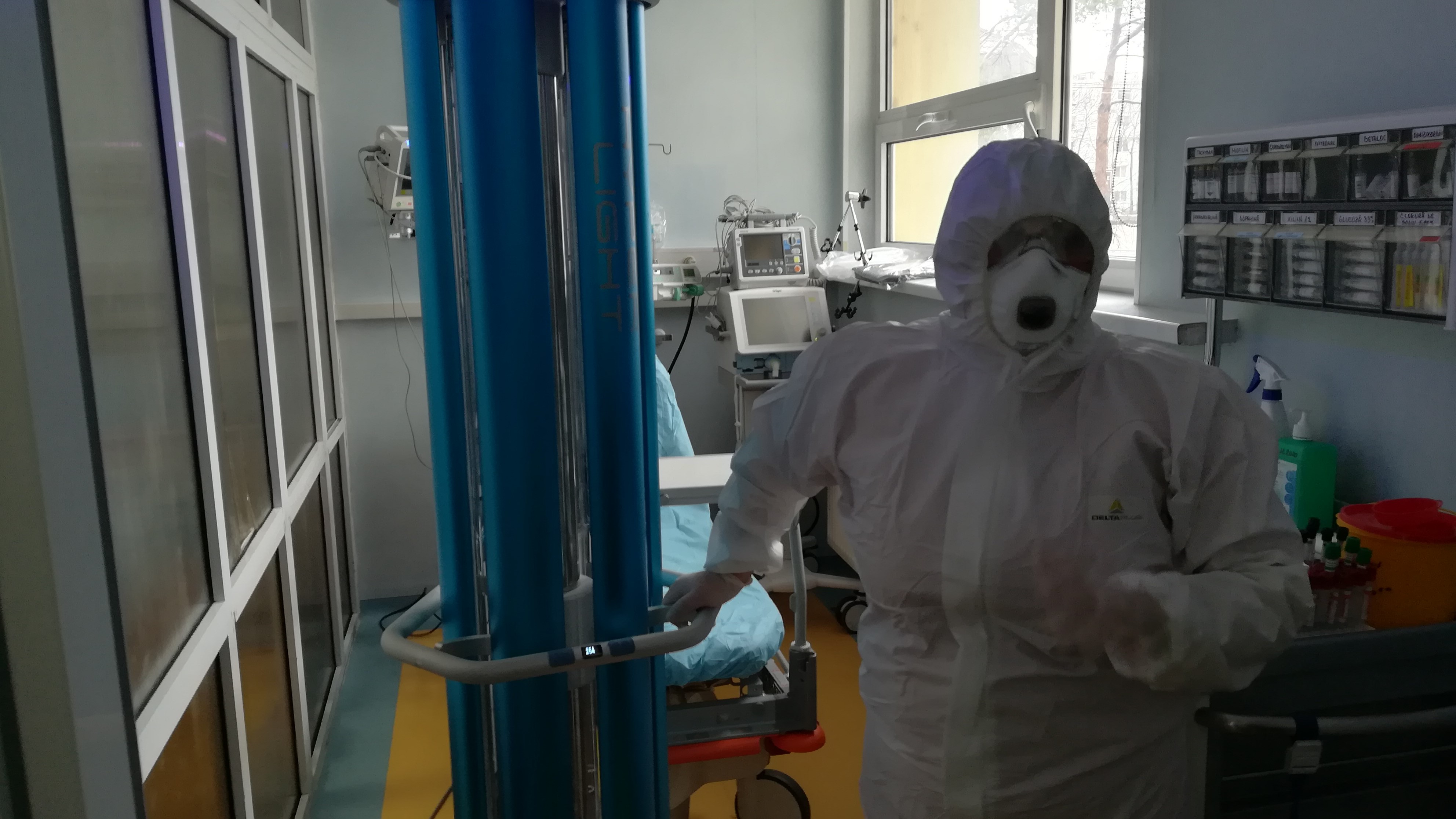 Suceava: A fost finalizată montarea corturilor tip tunel pentru decontaminarea personalului medical şi triajul pacienţilor