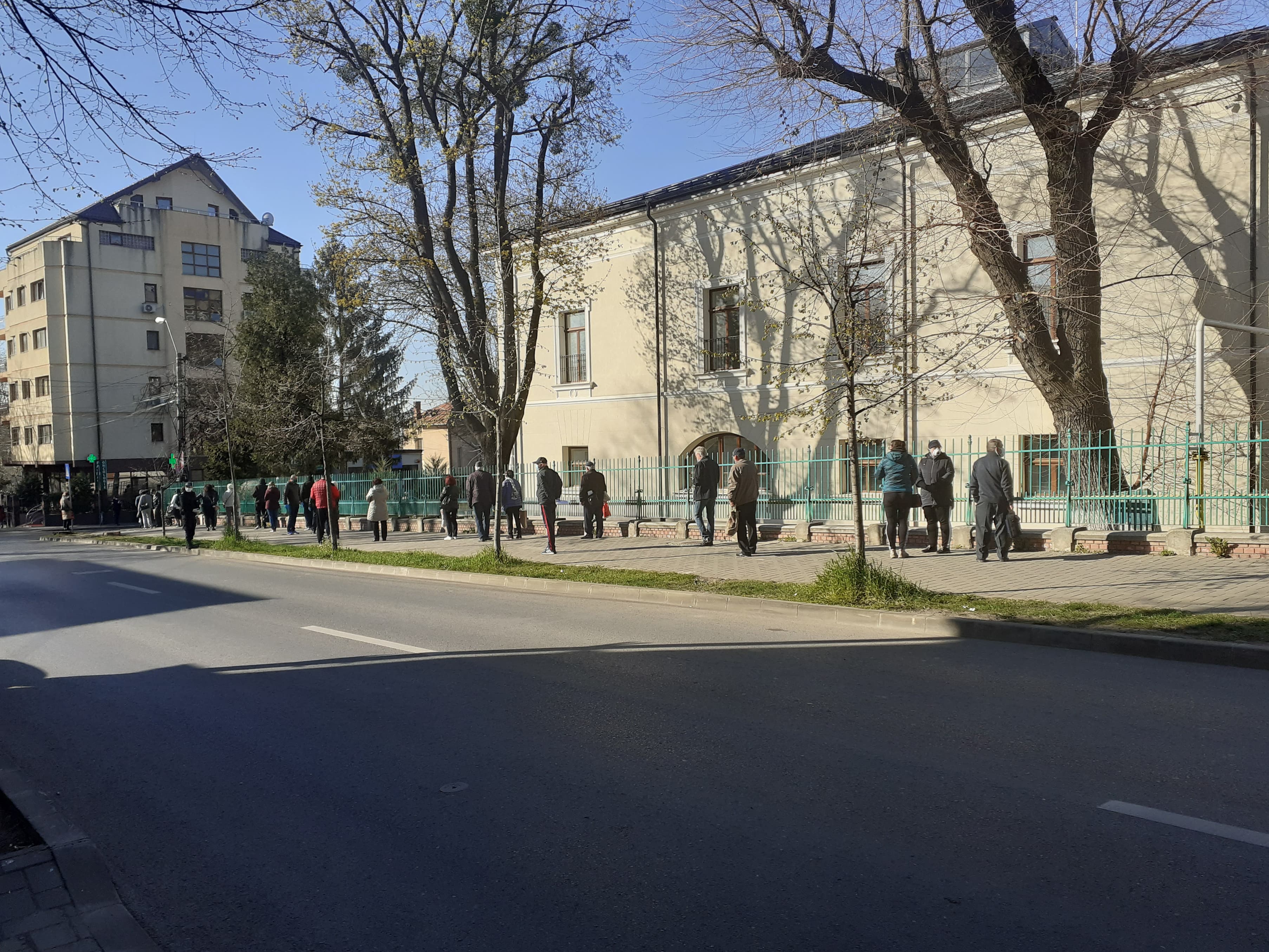 (AUDIO/FOTO) Cozi imense la intrarea în Ambulatoriul Institutului Regional de Oncologie din Iaşi