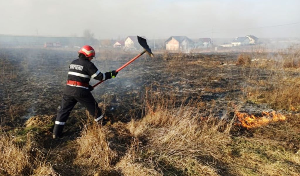 Incendiu puternic de vegetaţie uscată în municipiul Vaslui