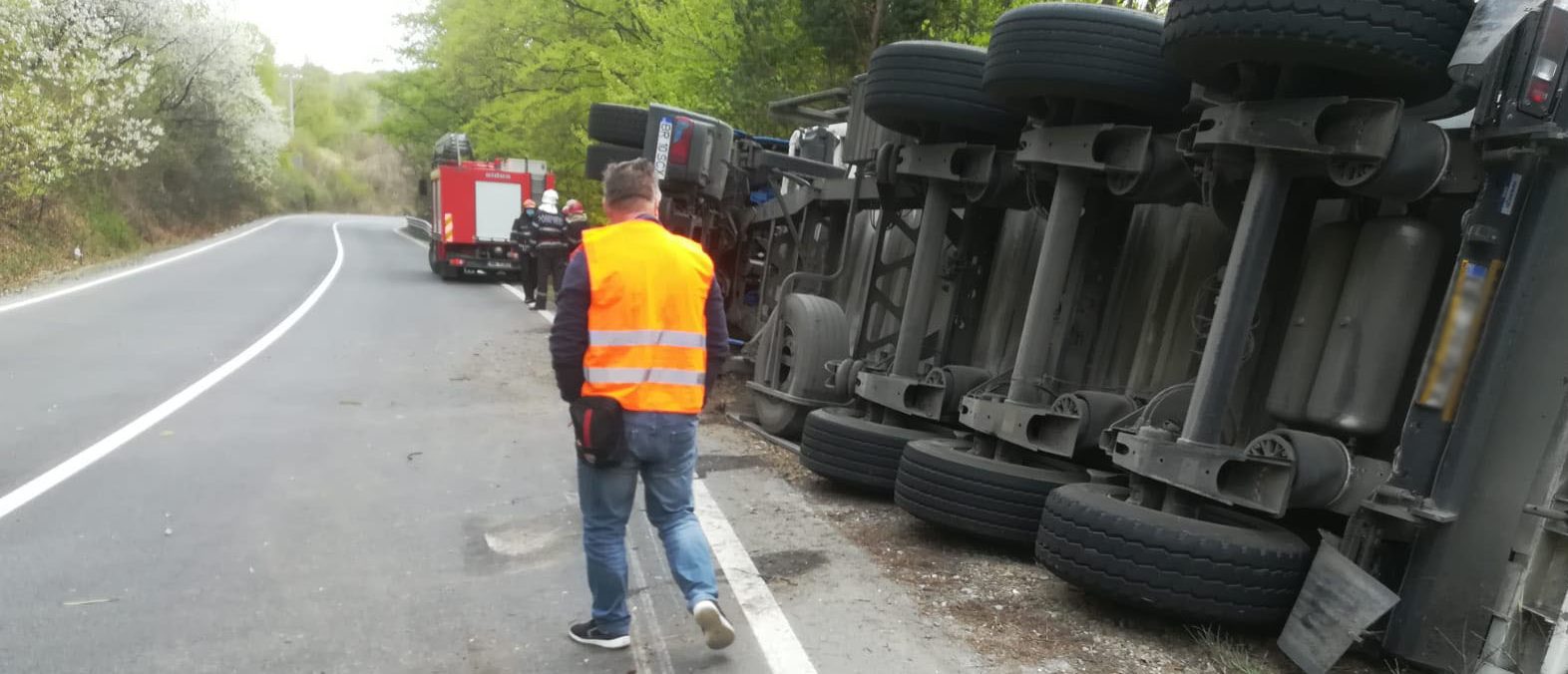 Vaslui: TIR încărcat cu floarea-soarelui, răsturnat pe DE 581