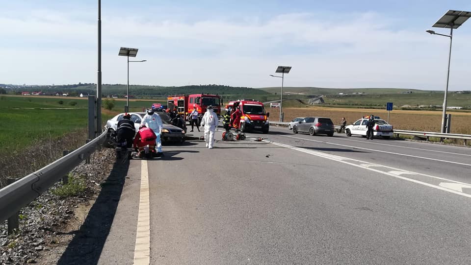 Un mort şi doi răniţi după coliziunea a două autoturisme, la ieşirea din municipiul Suceava