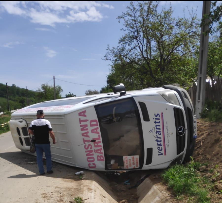 (FOTO) Microbuz cu pasageri răsturnat în judeţul Vaslui