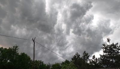 Meteorologii au prelungit informarea de averse, descărcări electrice, grindină şi vijelii