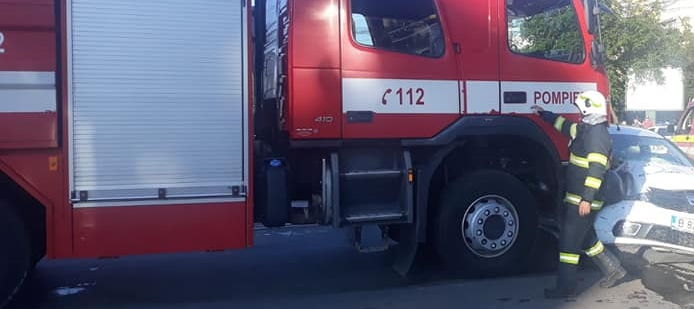 (AUDIO) Iași: Autospecială de pompieri, implicată într-un accident rutier