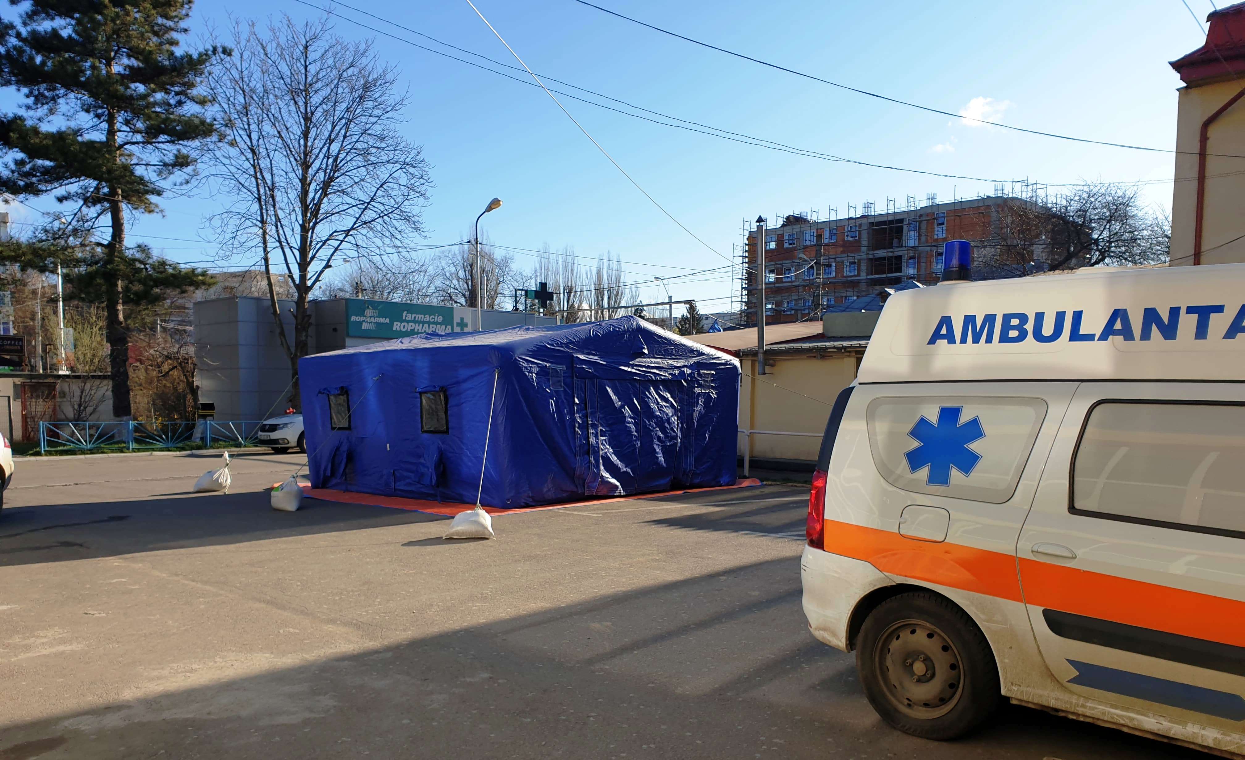 Containere pentru triajul epidemiologic, instalate în curtea Spitalului Judeţean „Sf. Andrei” din Galaţi