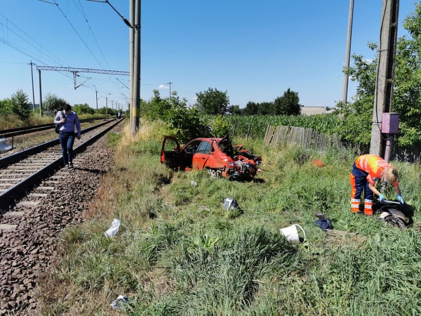 (FOTO/AUDIO) Bacău: Trei morţi şi doi răniţi după ce maşina în care se aflau a fost lovită de un tren. Circulaţia feroviară, blocată