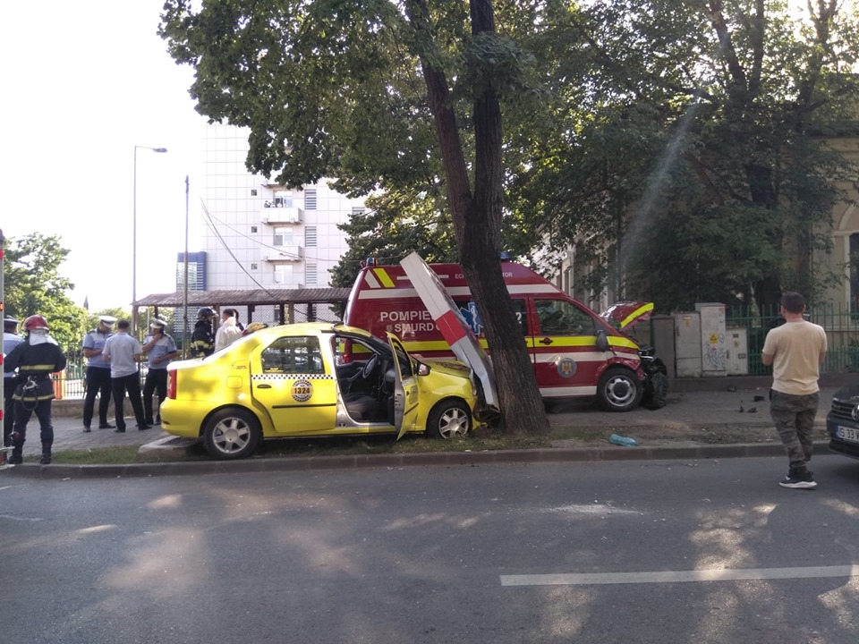 (AUDIO/FOTO) Iași: Grav accident rutier în zona Copou. Unul dintre șoferi a rămas încarcerat