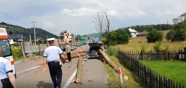 Suceava: Trei persoane au fost rănite după ce mai mulți bușteni au căzut dintr-un camion