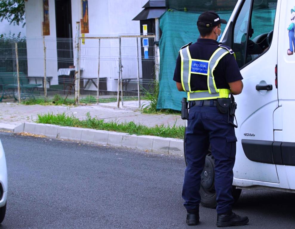 Galaţi: Poliţiştii au depistat şase autovehicule de marfă care transportau ilegal 66 de persoane