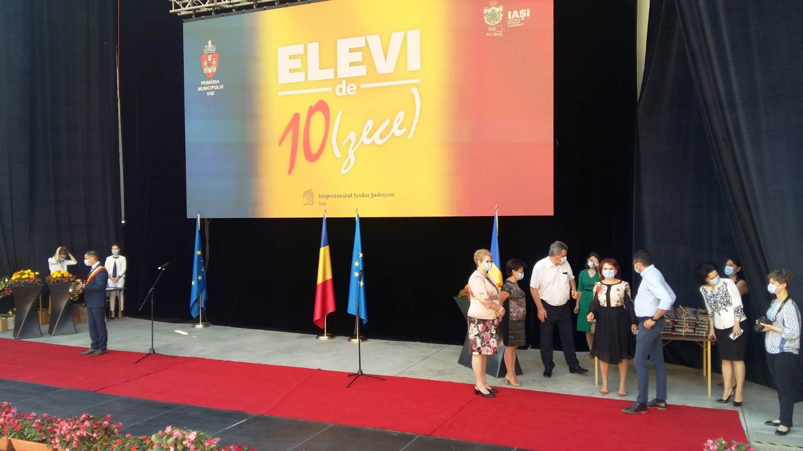 (AUDIO/FOTO) Elevii de 10 au fost premiaţi de municipalitatea ieşeană