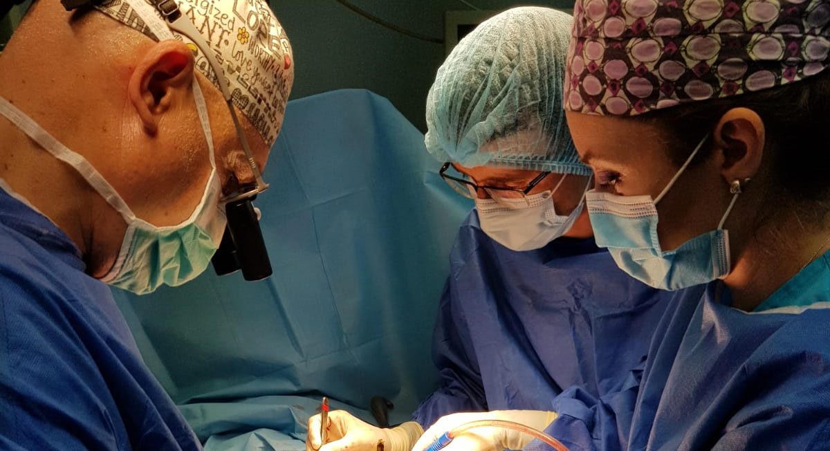 (AUDIO/FOTO) Iaşi: Copil de 14 ani salvat de un bebeluş de 10 luni în urma unui transplant, operaţia fiind o premieră în România