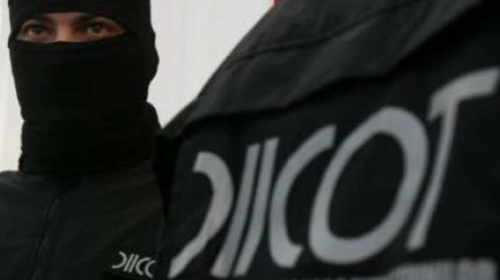 DIICOT: Pistoale airsoft, găsite la traficanţi de droguri din Piatra Neamţ