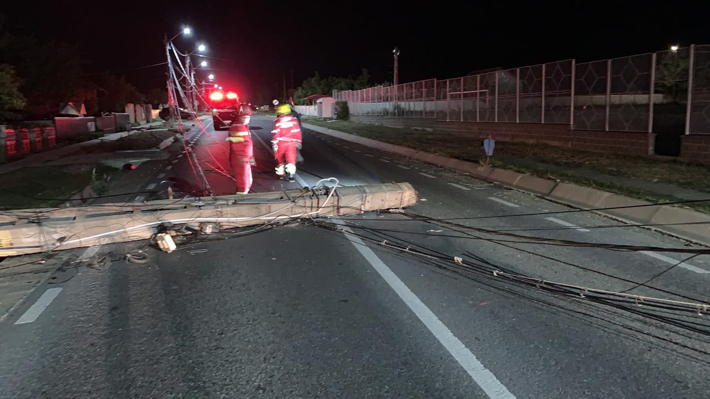 (FOTO) SUCEAVA: Traficul a fost blocat pe DN29 din cauza unui accident rutier