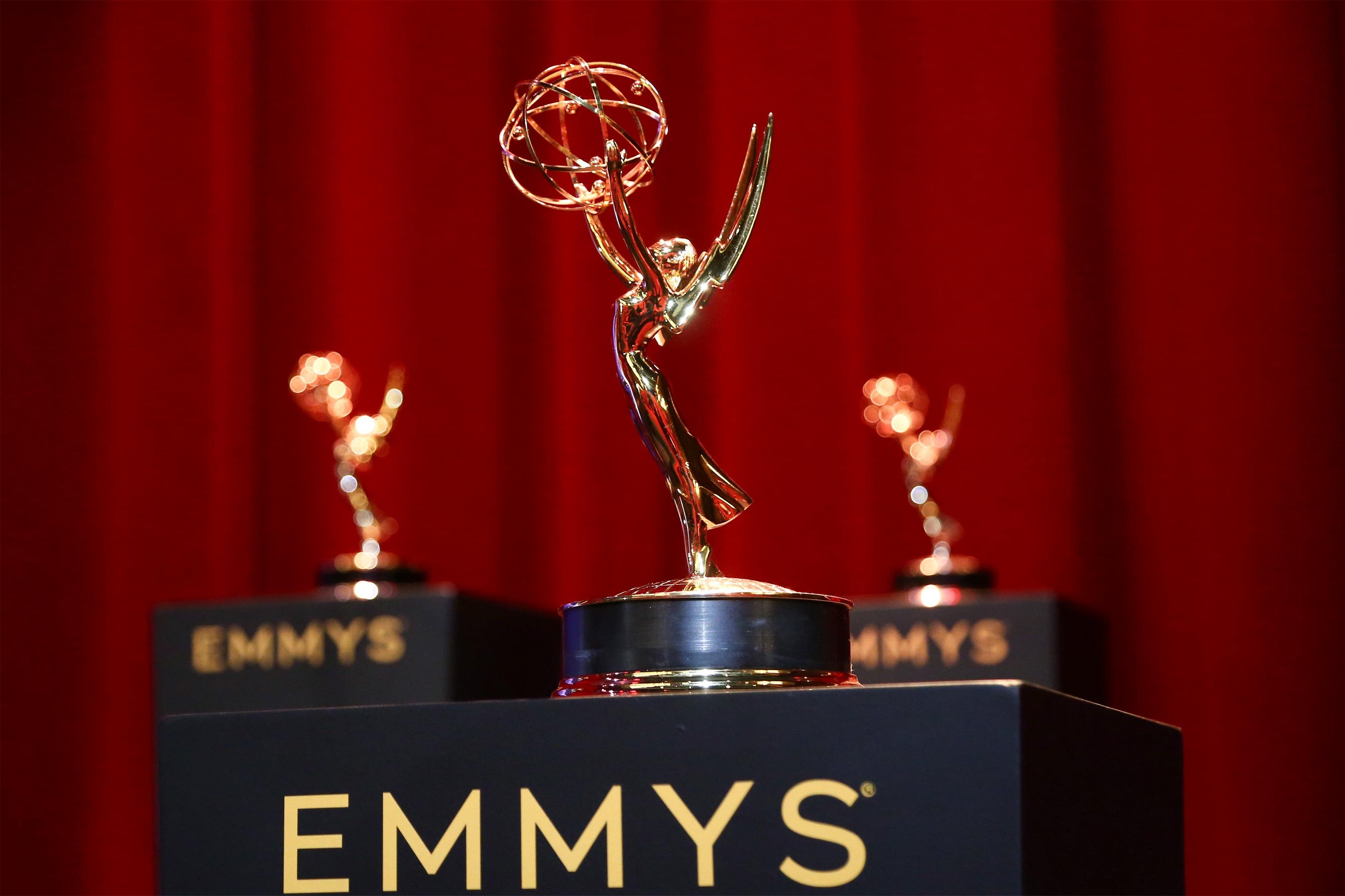 Ceremonia de decernare a premiilor Emmy din acest an va fi transmisă în direct, dar se va desfăşura doar în online