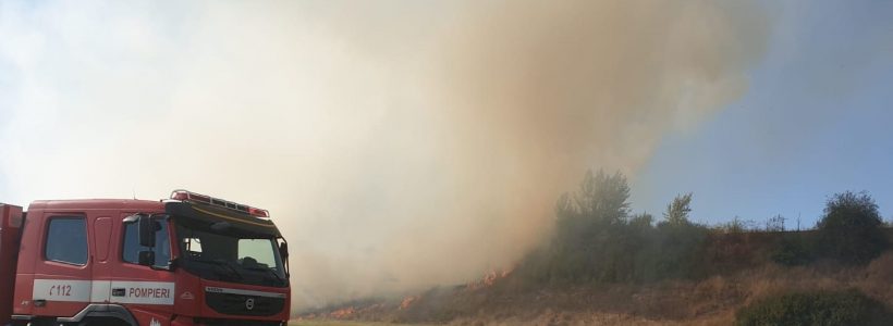 Vrancea: Prefectul a făcut apel la populaţie pentru a înceta incendierea vegetaţiei uscate