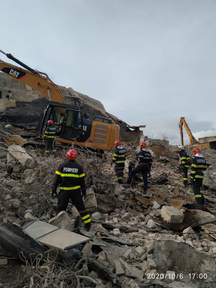 (UPDATE) Neamţ: Şoferul unui excavator a murit după ce un zid s-a prăbuşit peste utilaj