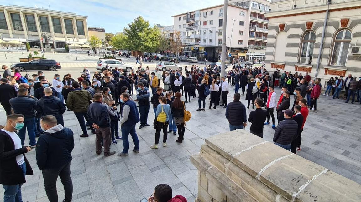 Vrancea: Protest spontan al angajaţilor de la salubritate; aceştia se tem că îşi vor pierde locul de muncă