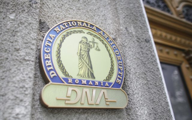 DNA: 14 persoane au fost reţinute în dosarele de mită pentru permise şi înmatriculări din Suceava