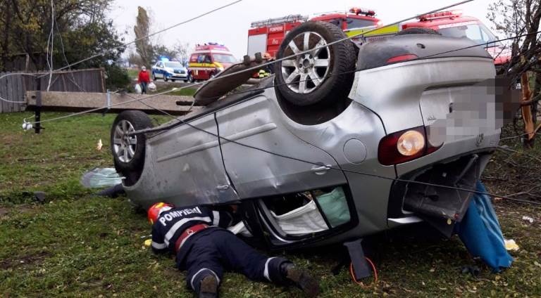 (FOTO) IAȘI: Accident rutier la Costești. Un autoturism a rupt un stâlp și s-a răsturnat