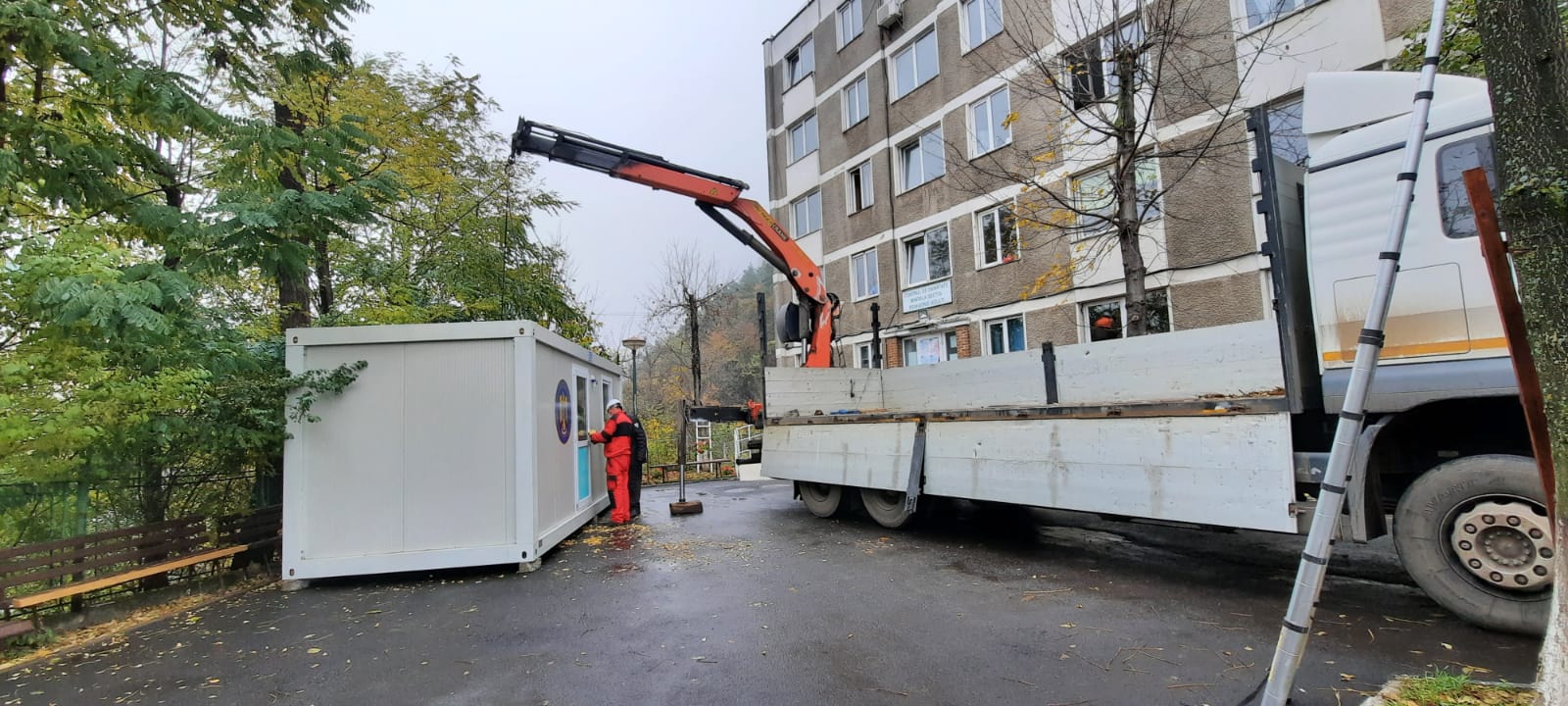 Corturile de triaj din curtea SJU Piatra-Neamţ, înlocuite cu module încălzite