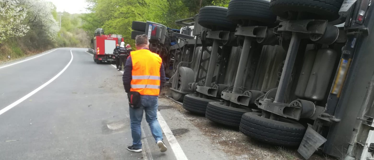 Vrancea: Un TIR încărcat cu porci vii s-a răsturnat pe DN 23A, la Milcovu