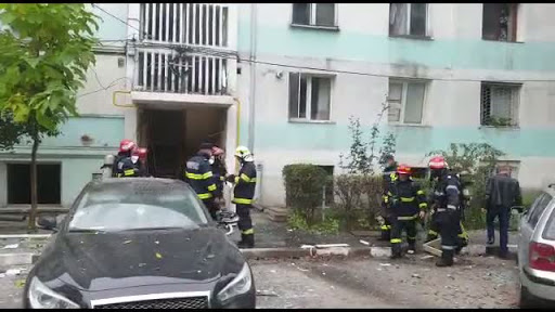 Galaţi:Proprietarul apartamentului în care a avut loc o explozie soldată cu cinci răniţi a murit; o scară de bloc- închisă