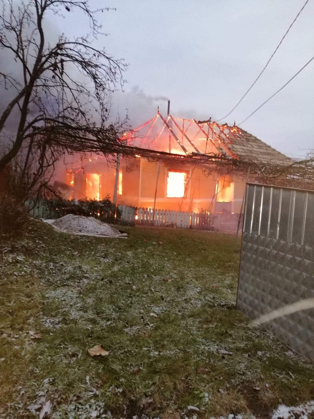 (FOTO) NEAMŢ: Două persoane au decedat după ce casa le-a luat foc