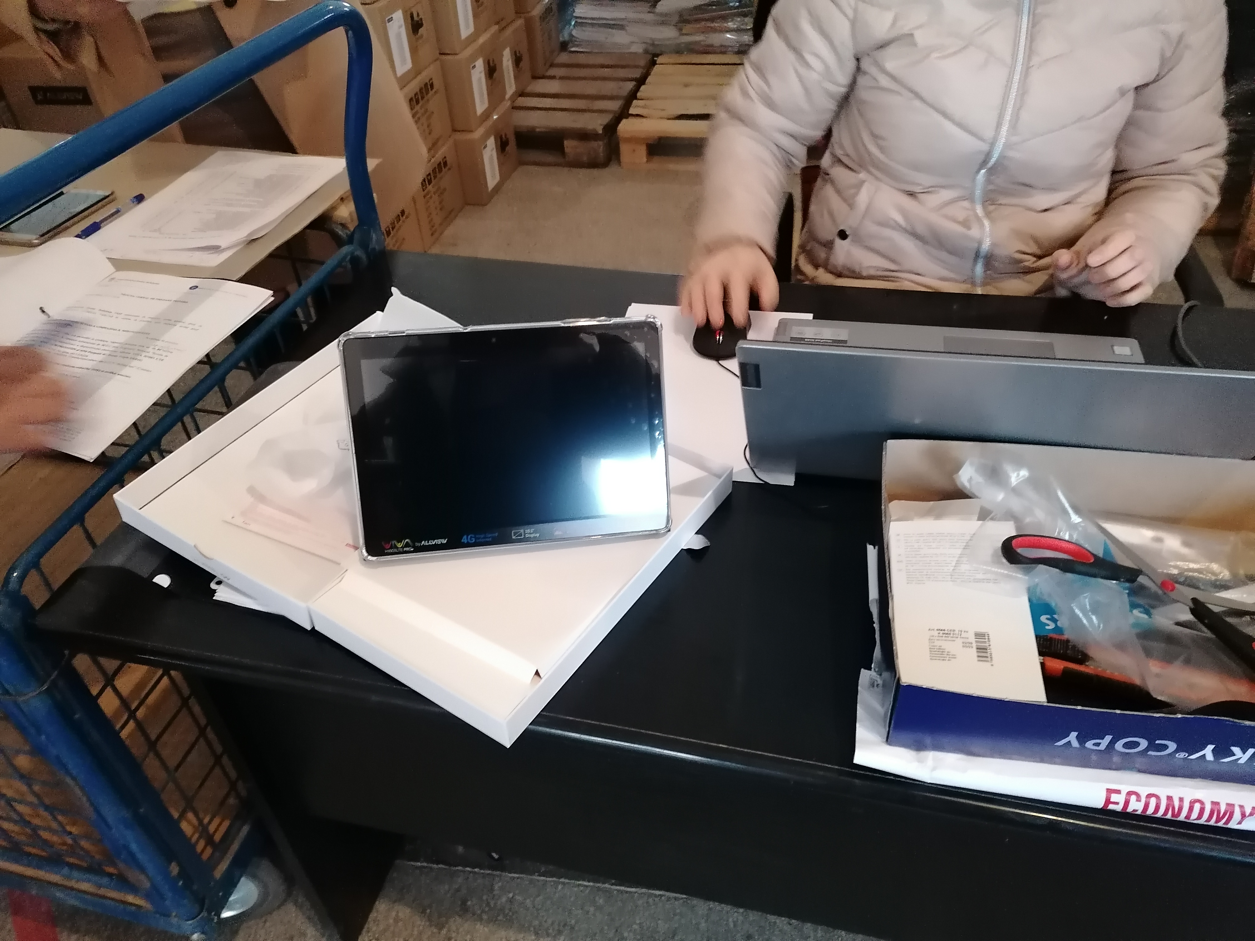 (AUDIO/FOTO) Inspectoratul Școlar Județean Iași începe distribuirea tabletelor pentru elevi