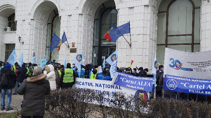 O nouă zi de proteste în faţa sediului Ministerului Finanţelor