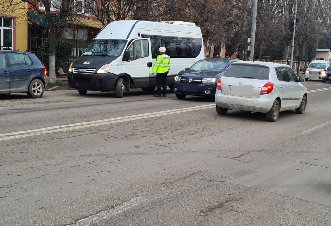 Poliţiştii din Suceava au aplicat amenzi unor microbuze care transportau persoane