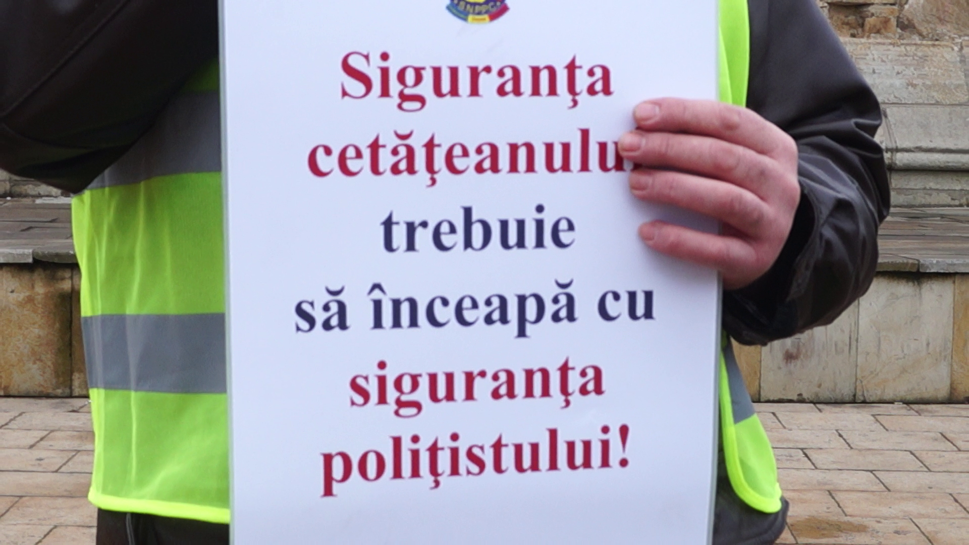 Galaţi: Aproximativ 100 de sindicalişti de la Cartel Alfa au protestat în faţa sediului Prefecturii