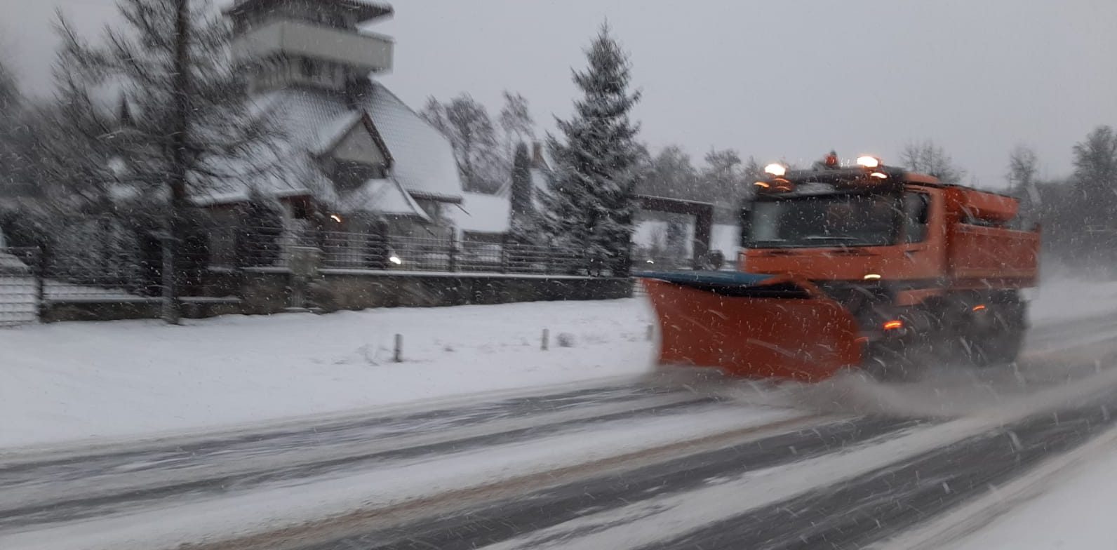 (FOTO/VIDEO) Ninge în județele din Moldova. Cum se circulă pe drumurile naționale