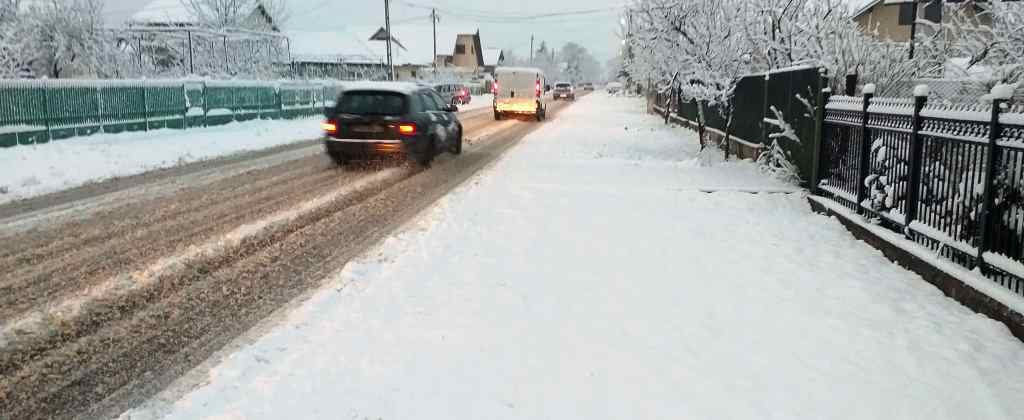 Vrancea: Autoturisme blocate din cauza ninsorilor abundente și a viscolului