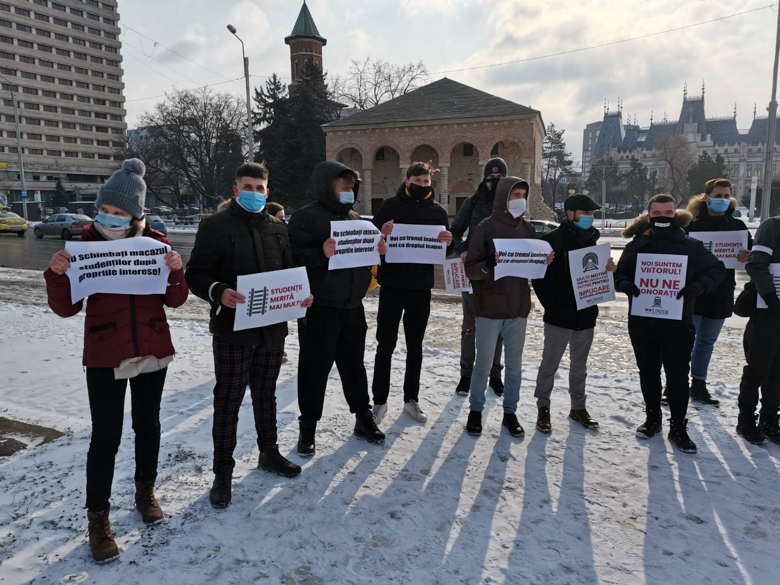 (AUDIO/FOTO) Protest al studenților din Iași. Sunt nemulțumiți de pierderea gratuității la călătoria cu trenul