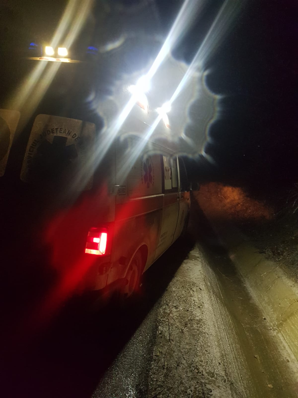 (AUDIO/FOTO) Vaslui: Probleme cauzate de polei. O ambulanță a derapat