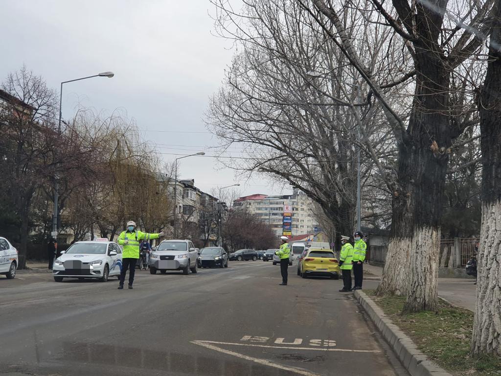 Vaslui: Doi militari, loviţi de o maşină pe trecerea de pietoni în Bârlad