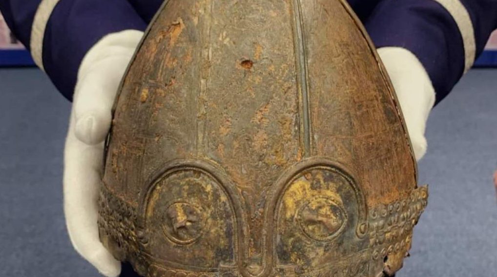 Iaşi: Un coif medieval de sorginte vikingă, unic în România, recuperat de poliţişti