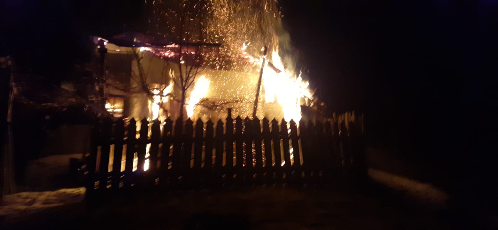 (FOTO) NEAMŢ: Un bărbat a fost găsit decedat după ce casa a luat foc