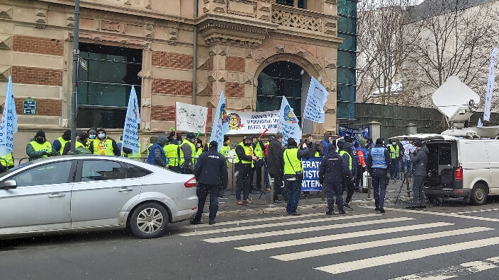 Sindicalişti Cartel Alfa protestează în faţa Ministerului Muncii