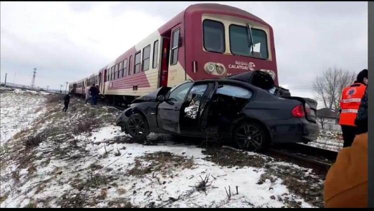 Iaşi: Maşină lovită de tren în localitatea Vlădeni; două persoane decedate