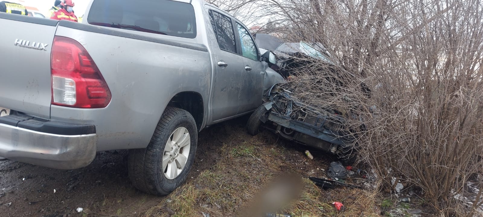 (FOTO) Suceava: Un mort şi un rănit în urma coliziunii a două maşini, la Pătrăuţi