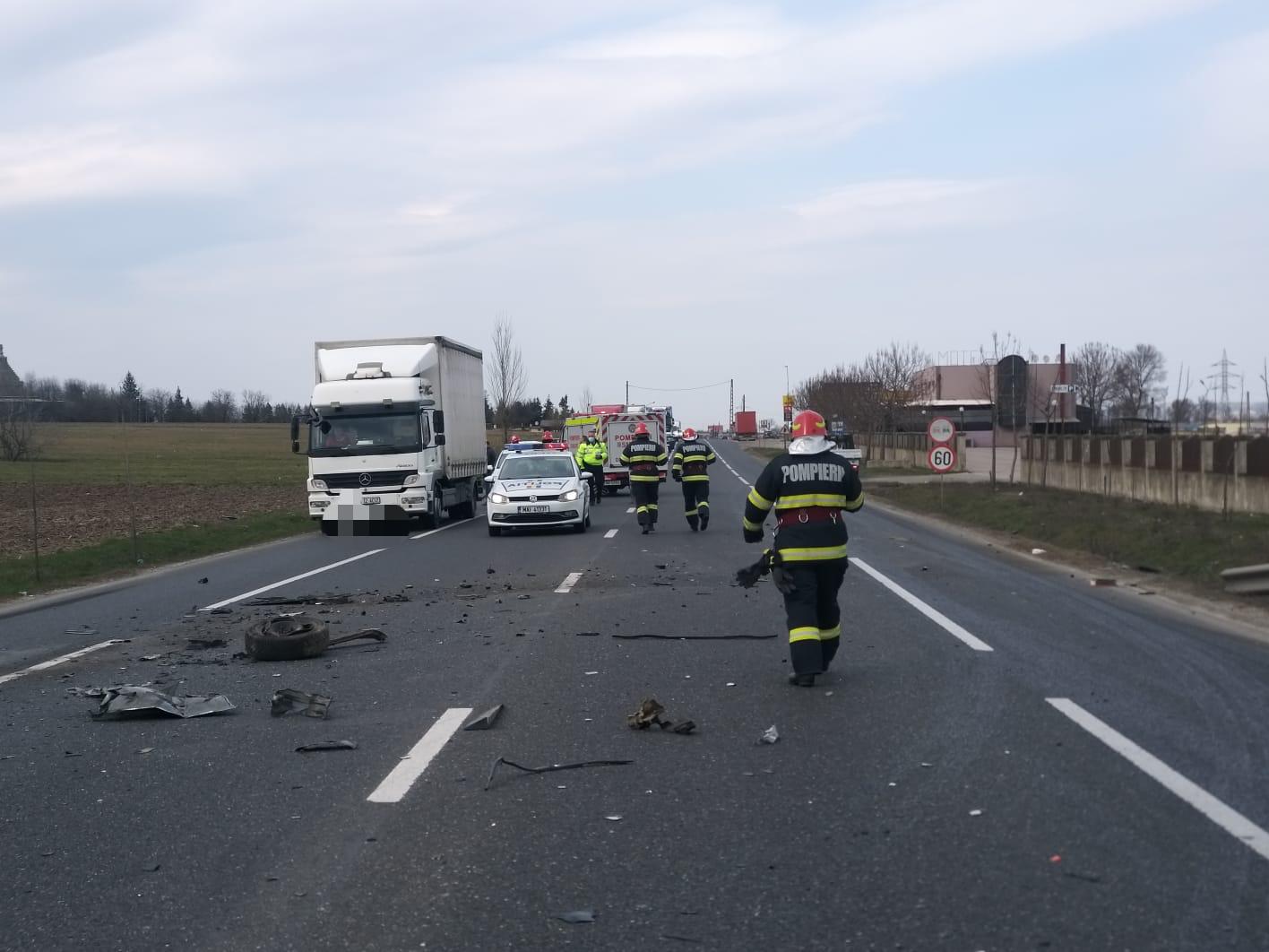 (FOTO/VIDEO) Vrancea: Un TIR încărcat cu pietriş s-a răsturnat pe E85