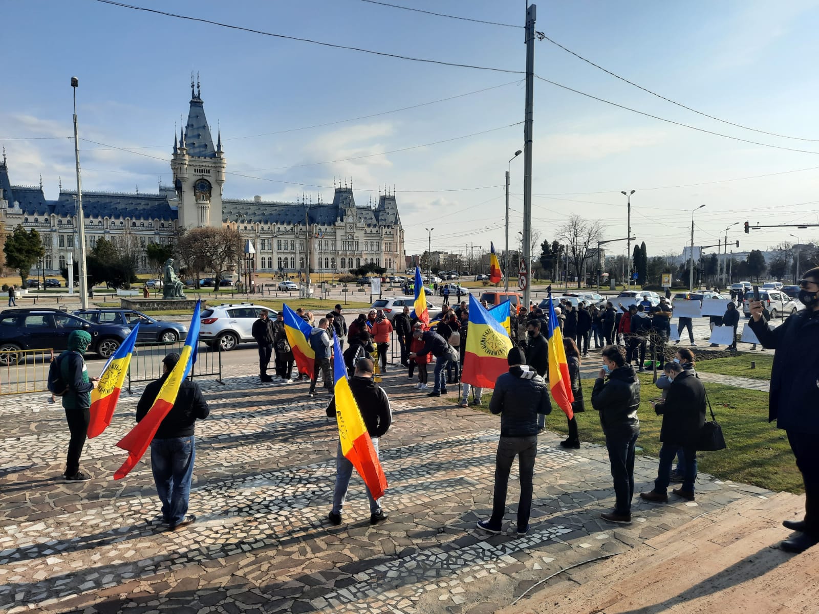 (FOTO) Aproximativ o sută de persoane protestează, la Iași, faţă de noile restricţii