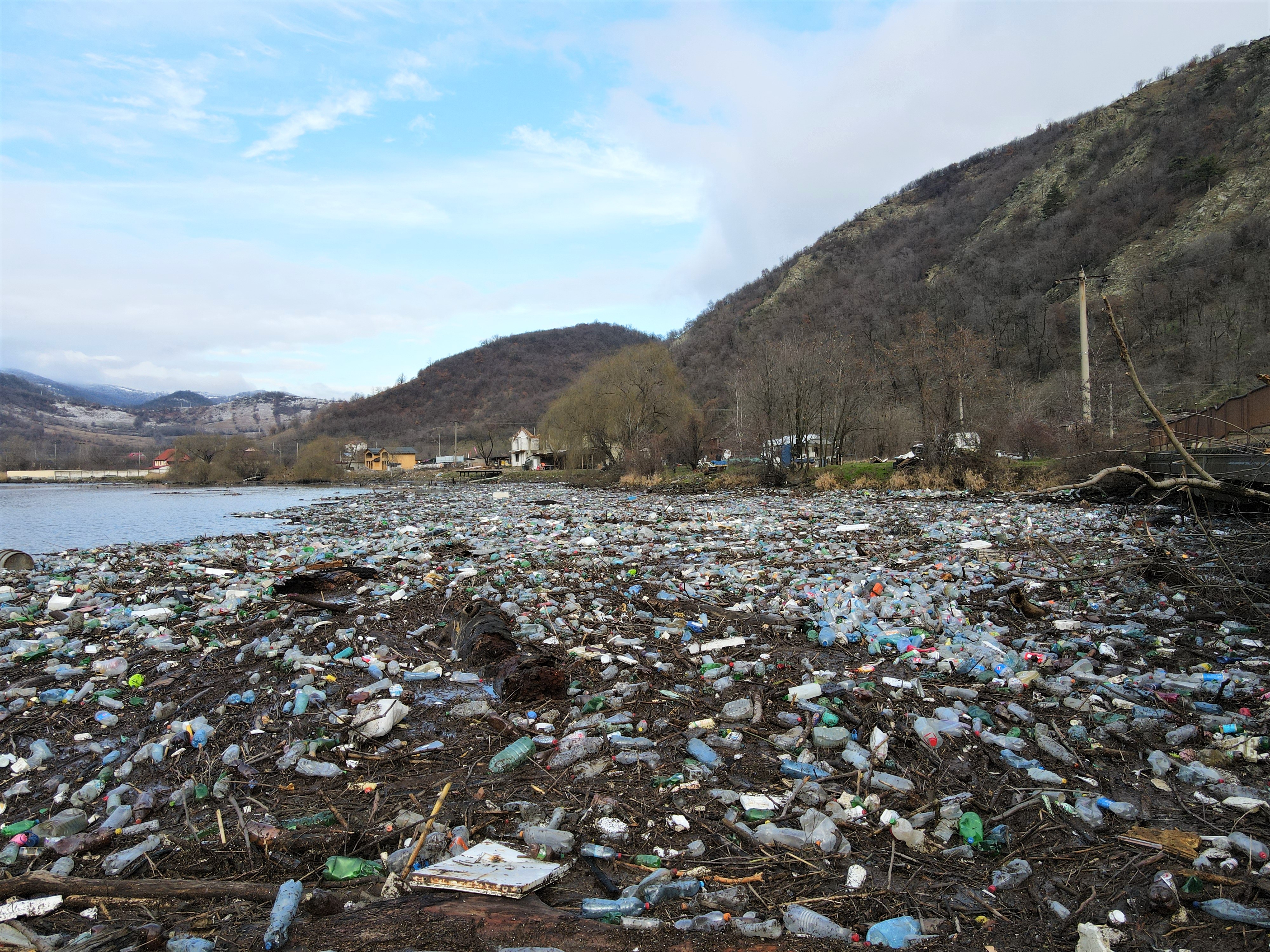 Microplastic descoperit în râul Prut din județul Iași