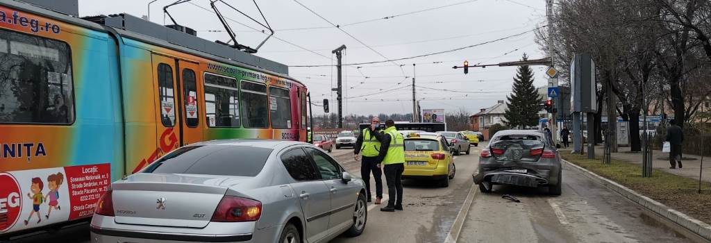 (VIDEO) Accident rutier la Iași. Un tramvai a intrat în coliziune cu mai multe autoturisme