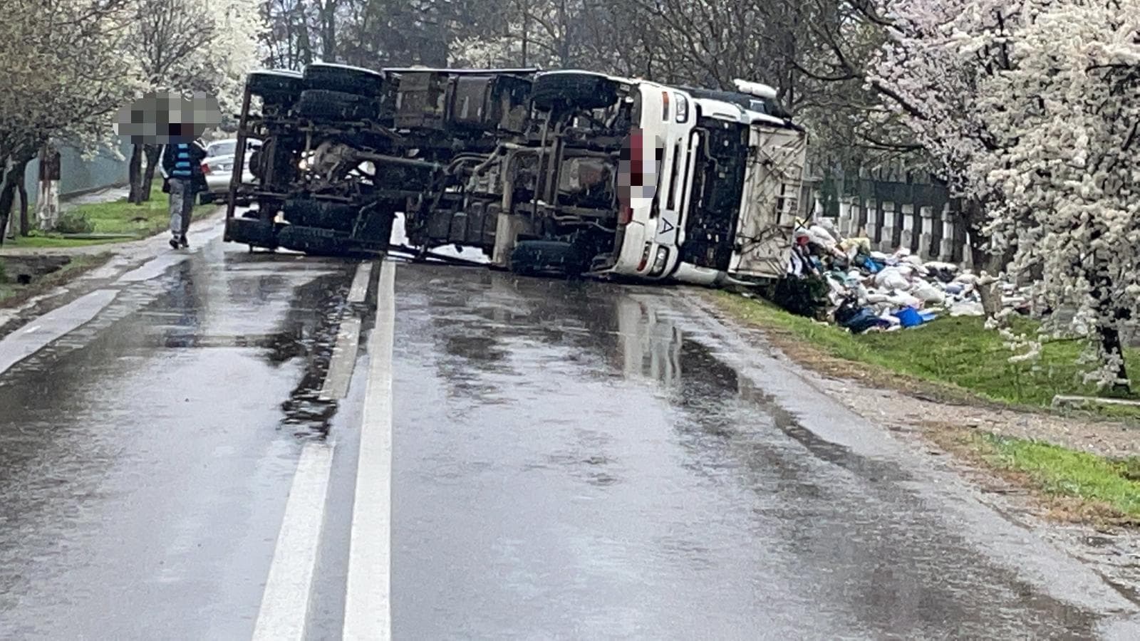 Vrancea: Trafic blocat pe DN23, la Măicăneşti, după ce o maşină de gunoi s-a răsturnat pe carosabil