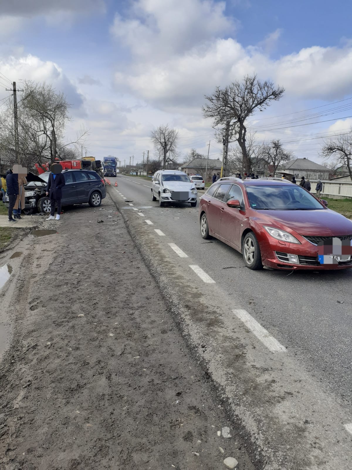 (FOTO) Neamţ: Accident rutier cu 5 autoturisme pe DN2, la Nisiporeşti; 3 persoane au fost rănite